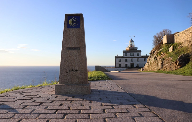 How to do the Camino from Santiago to Fisterra: stages, tips, and reasons.