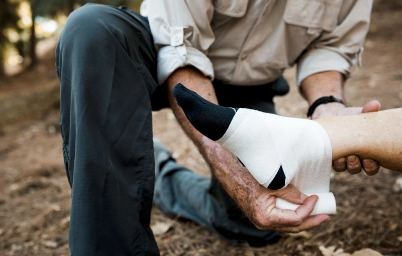 What should you do in case of an emergency on the Camino de Santiago?